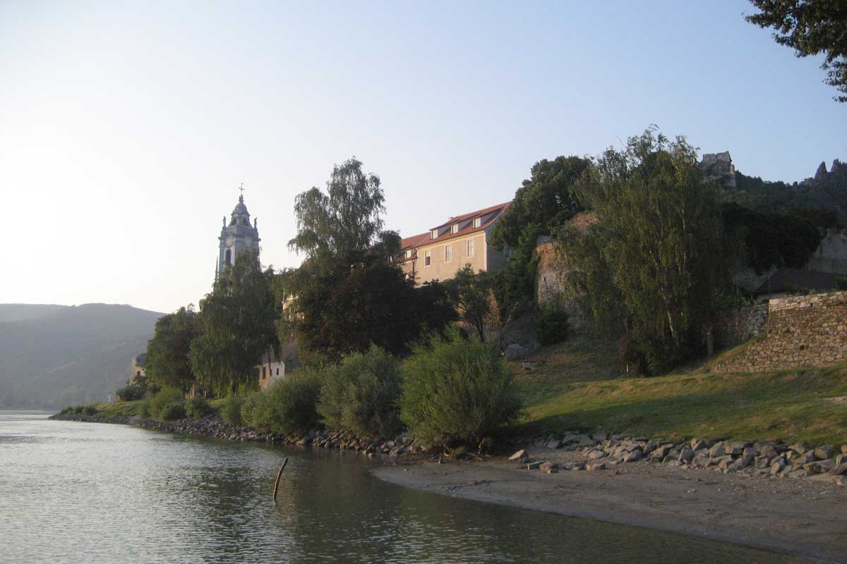 Dürnstein von der Donau aus gesehen