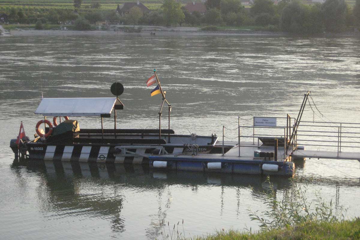 Motorbootfähre auf der Donau